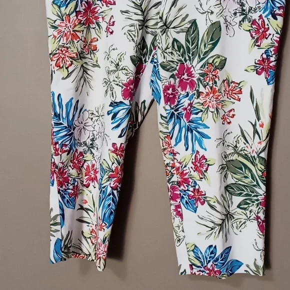 Time & Tru Bright Flowered Capri Pants LG (12-14) - Picture 4 of 6
